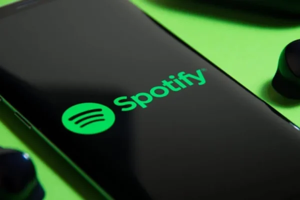 Spotify Sahte Dinlenmeleri Sildi: Müzik Listelerinde Manipülasyon Şüphesi
